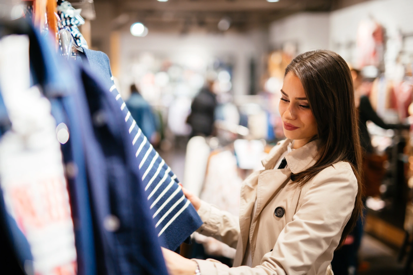 Mujer explorando prendas durante una visita de compras