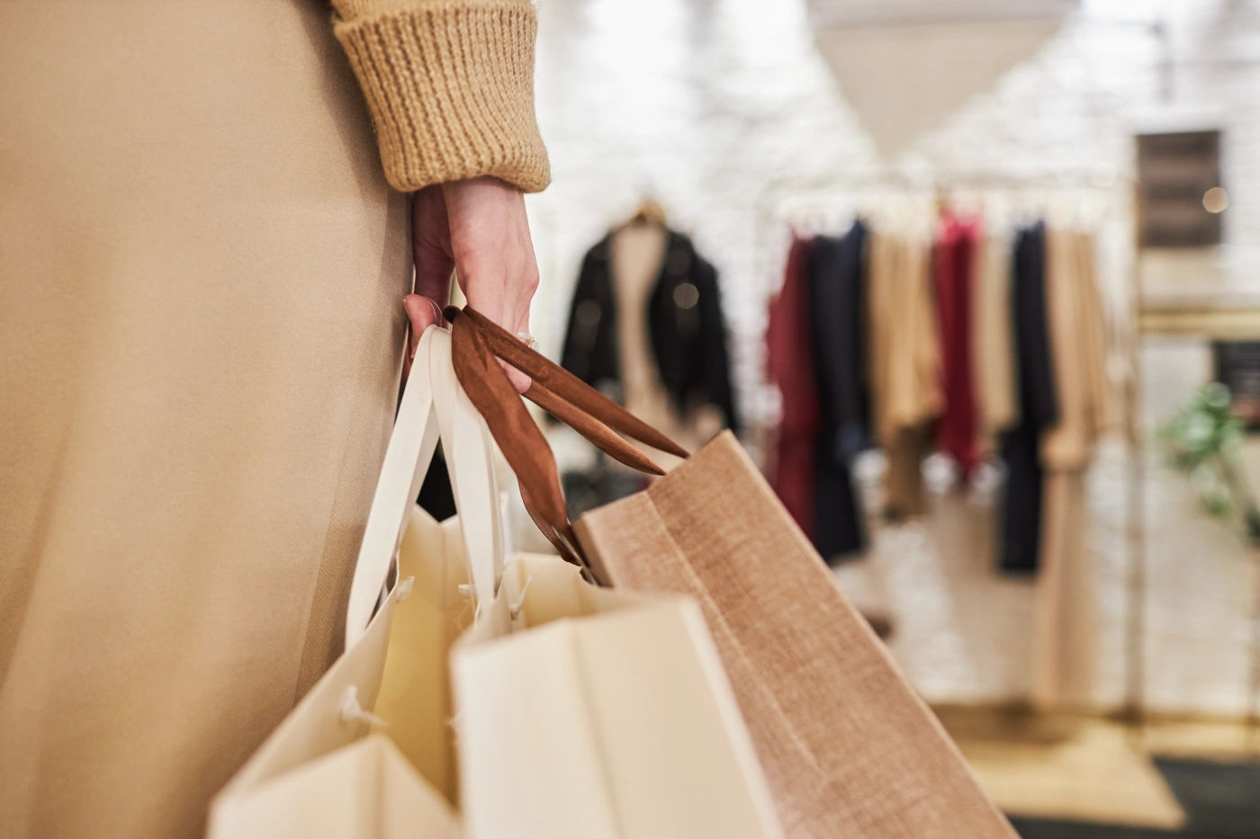 Persona con bolsas durante una experiencia de compra