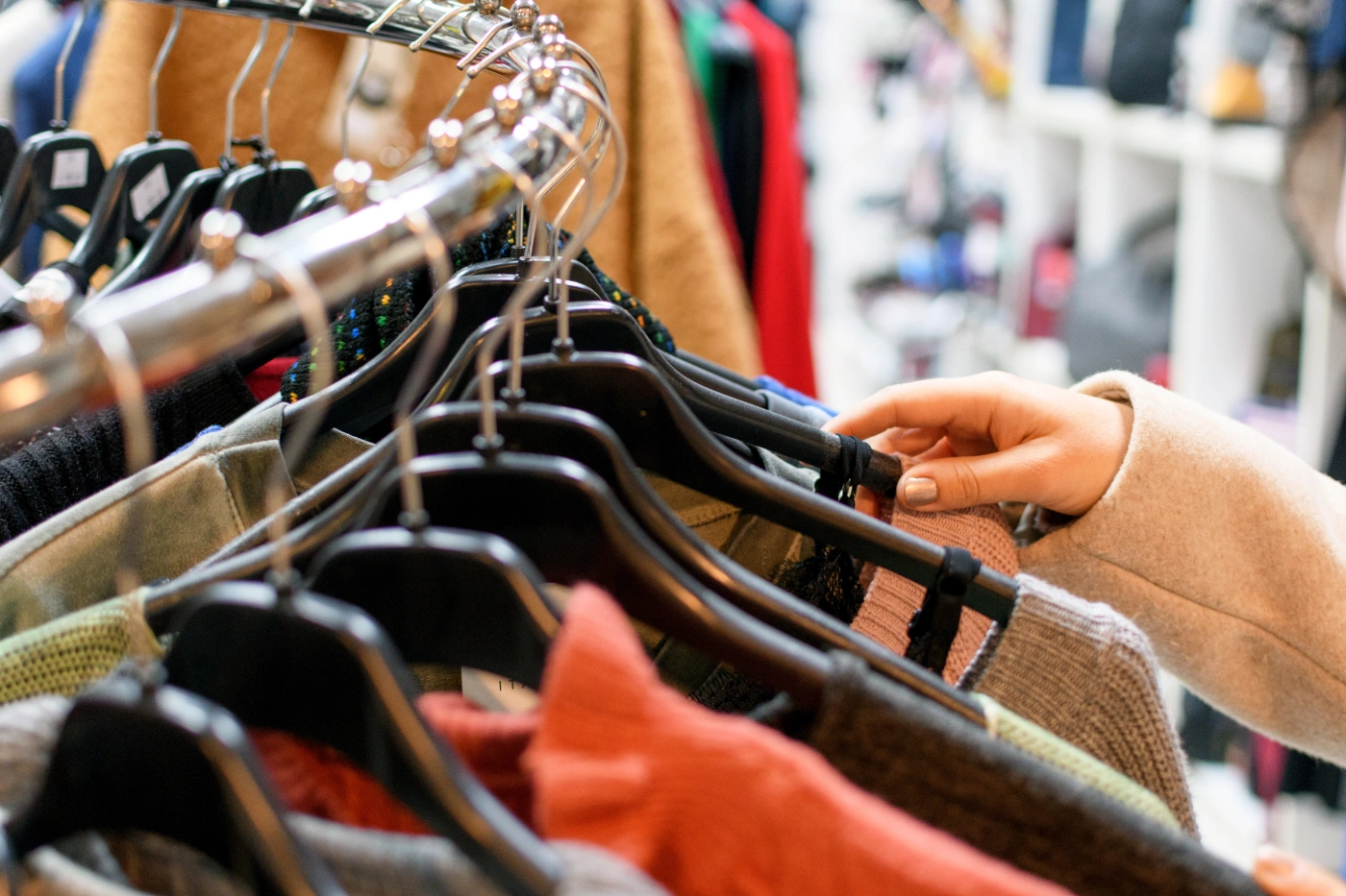 Selección de prendas durante un recorrido de compras